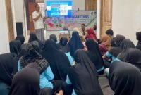 Seluruh penjamah makanan Satuan Pelayanan Pemenuhan Gizi (SPPG) Biequeen, Desa Nyalabu Daya, Kabupaten Pamekasan antusias mengikuti pembekalan dari Dinkes Pamekasan. (ISTIMEWA)