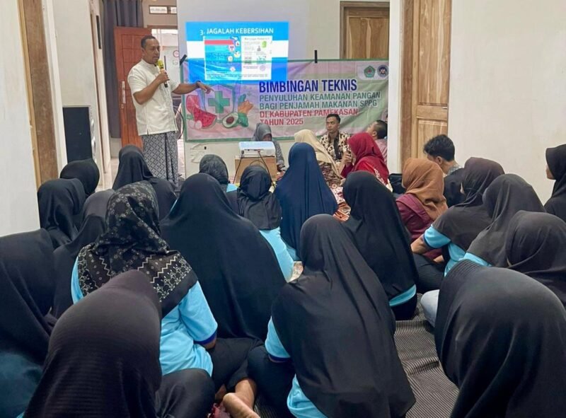 Seluruh penjamah makanan Satuan Pelayanan Pemenuhan Gizi (SPPG) Biequeen, Desa Nyalabu Daya, Kabupaten Pamekasan antusias mengikuti pembekalan dari Dinkes Pamekasan. (ISTIMEWA)