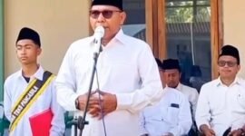 Pengasuh PPMU Al-Hasani, KH. Aliyadi Mustofa saat menyampaikan sambutan pada peringatan HSN 2025.