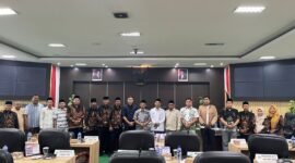 Sejumlah kepala desa yang tergabung dalam organisasi Perkasa foto bersama pimpinan dan anggota Komisi IV DPRD Pamekasan usai audiensi. (MOH. IQBALUL KHAVEI MZ / KLIKMADURA)