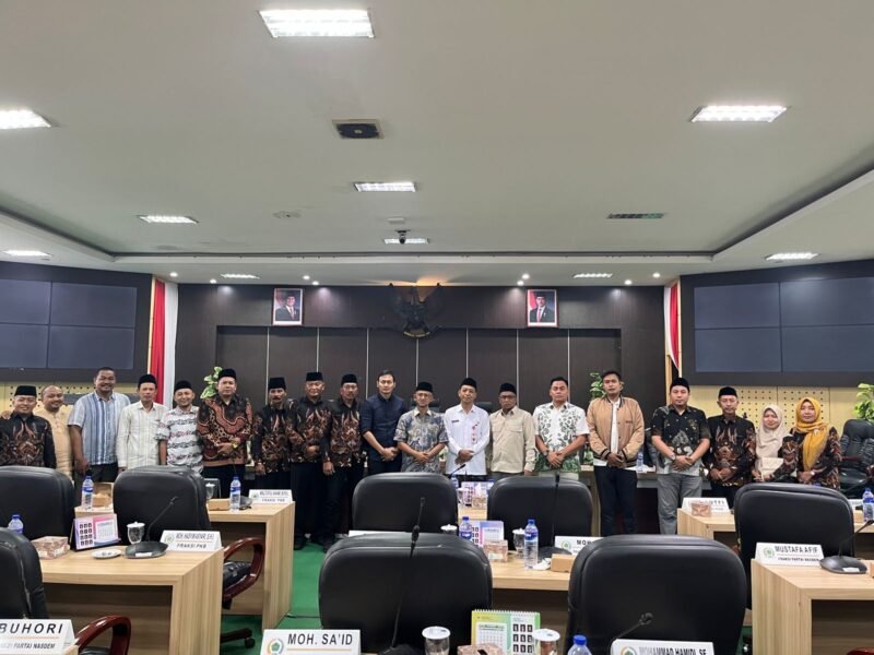Sejumlah kepala desa yang tergabung dalam organisasi Perkasa foto bersama pimpinan dan anggota Komisi IV DPRD Pamekasan usai audiensi. (MOH. IQBALUL KHAVEI MZ / KLIKMADURA)