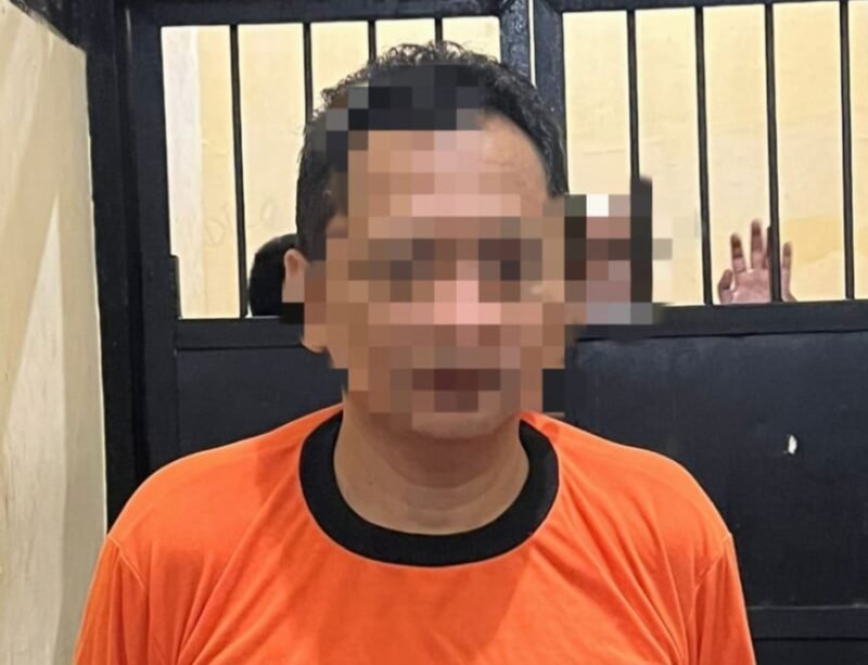 MZ (55), warga Kelurahan Bugih, Kecamatan Pamekasan saat diamankan di Mapolres Pamekasan. (ISTIMEWA)