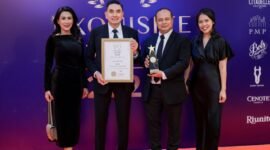 Dicky Sumarsono, CEO Azana Hospitality usai menerima penghargaan. (DOK. KLIKMADURA)