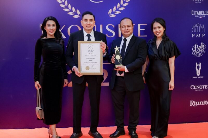Dicky Sumarsono, CEO Azana Hospitality usai menerima penghargaan. (DOK. KLIKMADURA)