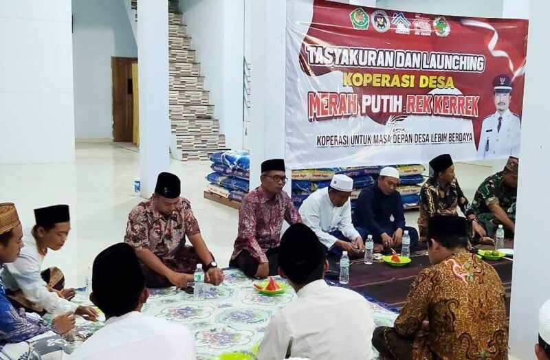 Sejumlah masyarakat Desa Rek-Kerek menggelar syukuran atas launching Koperasi Desa Merah Putih beberapa waktu lalu. (DOK. KLIKMADURA)