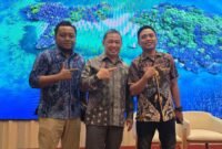 Ketua DPD Partai Gelora Pamekasa, Muhammad Saedy Romli (kanan) didampingi Wakil Ketua Lora Izzat Muhammad Ghozali (kiri) foto bersama Ketum Partai Gelora, Anis Matta usai konsolidasi dan silaturrahim bersama kader Partai Gelora se Jawa Timur di Surabaya. (ISTIMEWA)