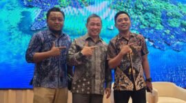 Ketua DPD Partai Gelora Pamekasa, Muhammad Saedy Romli (kanan) didampingi Wakil Ketua Lora Izzat Muhammad Ghozali (kiri) foto bersama Ketum Partai Gelora, Anis Matta usai konsolidasi dan silaturrahim bersama kader Partai Gelora se Jawa Timur di Surabaya. (ISTIMEWA)