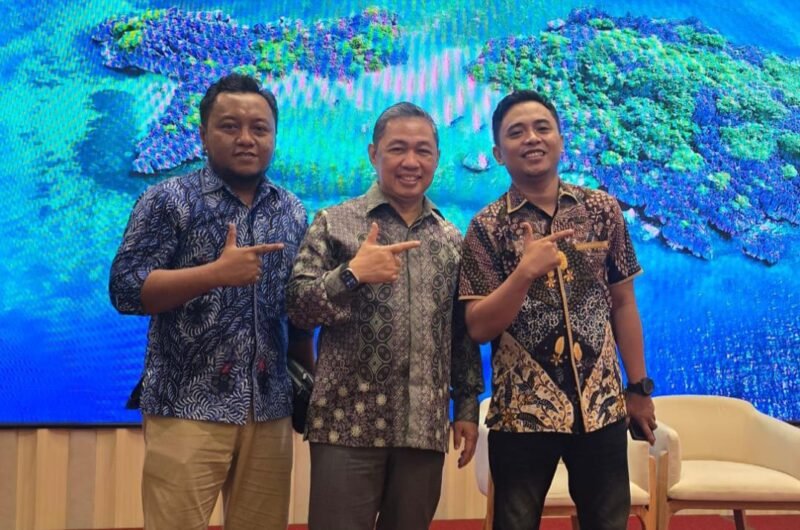 Ketua DPD Partai Gelora Pamekasa, Muhammad Saedy Romli (kanan) didampingi Wakil Ketua Lora Izzat Muhammad Ghozali (kiri) foto bersama Ketum Partai Gelora, Anis Matta usai konsolidasi dan silaturrahim bersama kader Partai Gelora se Jawa Timur di Surabaya. (ISTIMEWA)