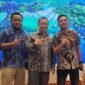 Ketua DPD Partai Gelora Pamekasa, Muhammad Saedy Romli (kanan) didampingi Wakil Ketua Lora Izzat Muhammad Ghozali (kiri) foto bersama Ketum Partai Gelora, Anis Matta usai konsolidasi dan silaturrahim bersama kader Partai Gelora se Jawa Timur di Surabaya. (ISTIMEWA)