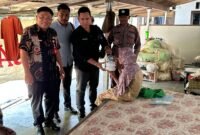 Kepala Dinsos Pamekasan, Herman Hidayat Santoso saat melakukan monitoring dan evaluasi program makan gratis lansia di Kecamatan Galis beberapa waktu lalu. (DINSOS PAMEKASAN) 