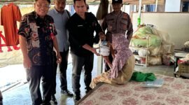 Kepala Dinsos Pamekasan, Herman Hidayat Santoso saat melakukan monitoring dan evaluasi program makan gratis lansia di Kecamatan Galis beberapa waktu lalu. (DINSOS PAMEKASAN) 