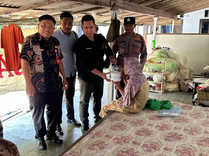 Kepala Dinsos Pamekasan, Herman Hidayat Santoso saat melakukan monitoring dan evaluasi program makan gratis lansia di Kecamatan Galis beberapa waktu lalu. (DINSOS PAMEKASAN)