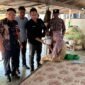 Kepala Dinsos Pamekasan, Herman Hidayat Santoso saat melakukan monitoring dan evaluasi program makan gratis lansia di Kecamatan Galis beberapa waktu lalu. (DINSOS PAMEKASAN) 