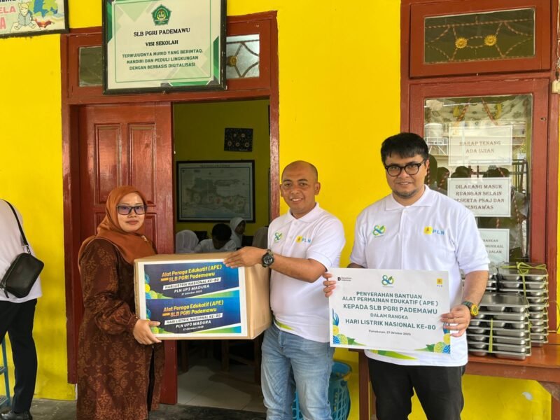 Manajer PLN UP3 Madura, Fahmi Fahresi menyerahkan bantuan secara simbolis kepada Kepala SLB PGRI Pademawu, Pamekasan. (MOH. IQBALUL KHAVEI MZ / KLIKMADURA)