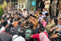 Bupati Pamekasan Dr. KH. Kholilurrahman didampingi Wabup H. Sukriyanto saat menemui massa aksi di depan Kantor Bupati Pamekasan. (MOH. IQBALUL KHAVEI MZ / KLIKMADURA)