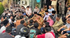 Bupati Pamekasan Dr. KH. Kholilurrahman didampingi Wabup H. Sukriyanto saat menemui massa aksi di depan Kantor Bupati Pamekasan. (MOH. IQBALUL KHAVEI MZ / KLIKMADURA)