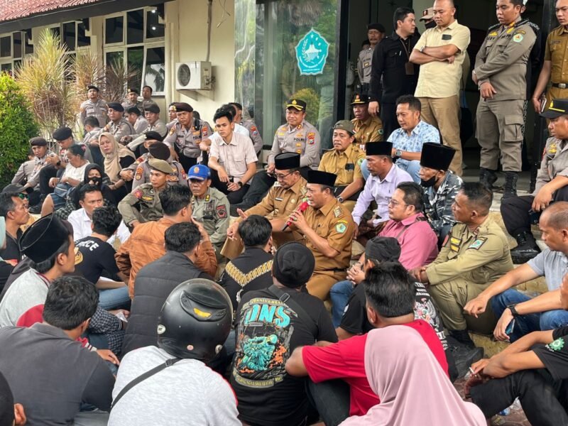 Bupati Pamekasan Dr. KH. Kholilurrahman didampingi Wabup H. Sukriyanto saat menemui massa aksi di depan Kantor Bupati Pamekasan. (MOH. IQBALUL KHAVEI MZ / KLIKMADURA)