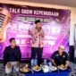 Manajer PLN UP3 Madura, Fahmi Fahresi saat menjadi pembicara pada kegiatan talkshow kepemudaan di Ponpes Al Mardliyyah, Desa Tagangser Laok, Kecamatan Waru, Pamekasan.