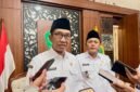 Bupati Pamekasan Dr. KH. Kholilurrahman didampingi Wabup H. Sukriyanto saat diwawancara awak media. (KLIKMADURA)