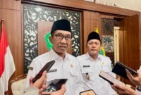 Bupati Pamekasan Dr. KH. Kholilurrahman didampingi Wabup H. Sukriyanto saat diwawancara awak media. (KLIKMADURA)