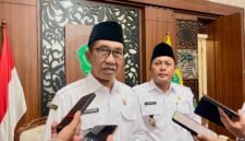 Bupati Pamekasan Dr. KH. Kholilurrahman didampingi Wabup H. Sukriyanto saat diwawancara awak media. (KLIKMADURA)
