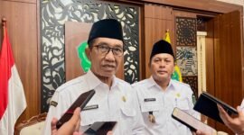 Bupati Pamekasan Dr. KH. Kholilurrahman didampingi Wabup H. Sukriyanto saat diwawancara awak media. (KLIKMADURA)