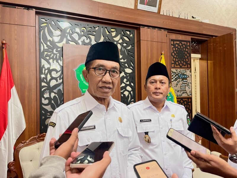 Bupati Pamekasan Dr. KH. Kholilurrahman didampingi Wabup H. Sukriyanto saat diwawancara awak media. (KLIKMADURA)