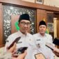 Bupati Pamekasan Dr. KH. Kholilurrahman didampingi Wabup H. Sukriyanto saat diwawancara awak media. (KLIKMADURA)