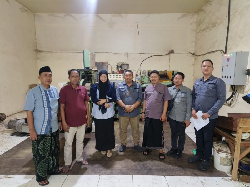 Kabid Perindustrian Disperindag Pamekasan Khairul Komar usai penyaluran registrasi mesin pelinting rokok (DISPERINDAG FOR KLIK MADURA)