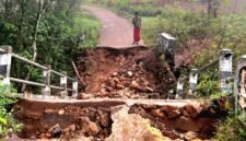 Warga melihat kondisi jembatan ambruk di Desa Tlambah, Kecamatan Karang Penang, Sampang. (IBNU ANSORI / KLIKMADURA)