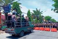 Puluhan aktivis FORKAMASA saat menggelar aksi demonstrasi di depan Kantor Dinsos Sampang. (MUKSIN IKSAN / KLIKMADURA)