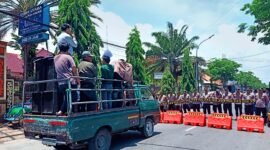 Puluhan aktivis FORKAMASA saat menggelar aksi demonstrasi di depan Kantor Dinsos Sampang. (MUKSIN IKSAN / KLIKMADURA)
