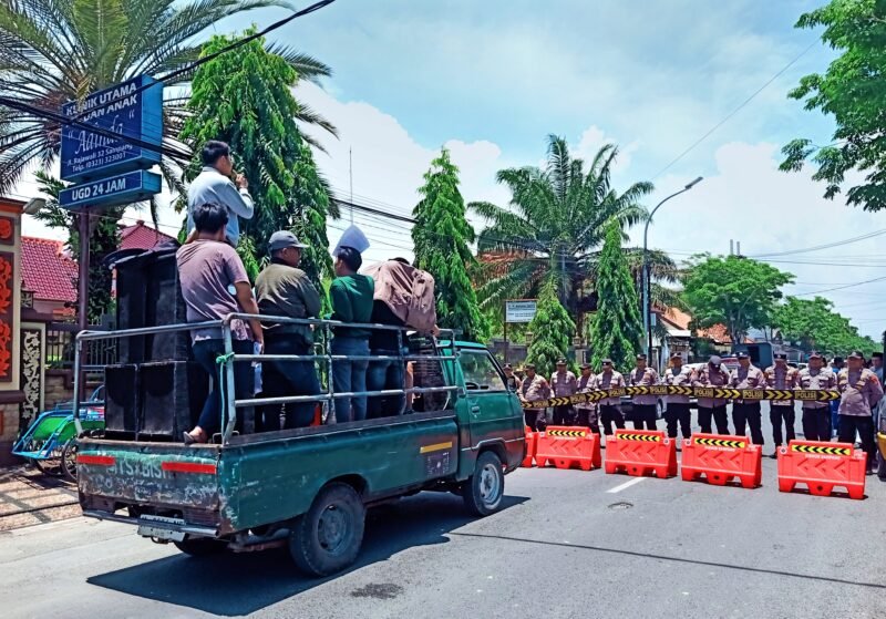 Puluhan aktivis FORKAMASA saat menggelar aksi demonstrasi di depan Kantor Dinsos Sampang. (MUKSIN IKSAN / KLIKMADURA)