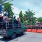 Puluhan aktivis FORKAMASA saat menggelar aksi demonstrasi di depan Kantor Dinsos Sampang. (MUKSIN IKSAN / KLIKMADURA)