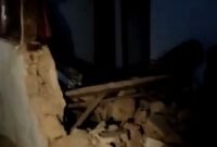 Salah satu rumah warga Pulau Sapudi, Sumenep ambruk usai diterjang gempa. (DOK. KLIKMADURA)