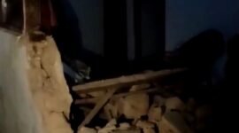 Salah satu rumah warga Pulau Sapudi, Sumenep ambruk usai diterjang gempa. (DOK. KLIKMADURA)