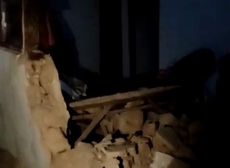 Salah satu rumah warga Pulau Sapudi, Sumenep ambruk usai diterjang gempa. (DOK. KLIKMADURA)