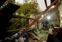 Kondisi dapur milik warga Desa Pademawu Barat, Kecamatan Pademawu ambruk setelah diterjang gempa. (ISTIMEWA)