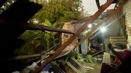 Kondisi dapur milik warga Desa Pademawu Barat, Kecamatan Pademawu ambruk setelah diterjang gempa. (ISTIMEWA)