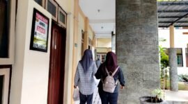 S, siswi SMPN 2 Pademawu yang menjadi korban perundungan berada di Pengadilan Negeri (PN) Pamekasan. (LAILIYATUN NURIYAH / KLIKMADURA)