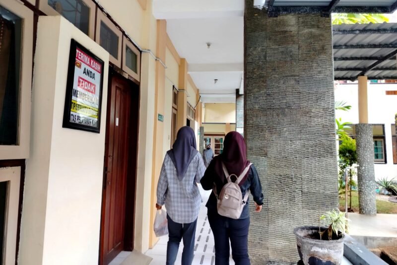 S, siswi SMPN 2 Pademawu yang menjadi korban perundungan berada di Pengadilan Negeri (PN) Pamekasan. (LAILIYATUN NURIYAH / KLIKMADURA)