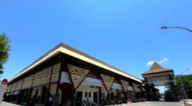 Warga beraktivitas di Pasar Kolpajung, Pamekasan. (MOH. IQBALUL KHAVEI MZ / KLIKMADURA)