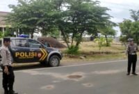 Personel Polres Sampang saat olah TKP lakalantas di Jalan Raya Jrengik. (POLRES SAMPANG FOR KLIKMADURA)