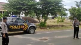 Personel Polres Sampang saat olah TKP lakalantas di Jalan Raya Jrengik. (POLRES SAMPANG FOR KLIKMADURA)