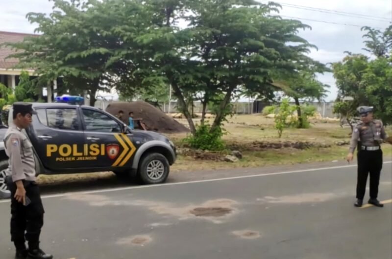 Personel Polres Sampang saat olah TKP lakalantas di Jalan Raya Jrengik. (POLRES SAMPANG FOR KLIKMADURA)