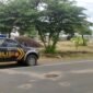 Personel Polres Sampang saat olah TKP lakalantas di Jalan Raya Jrengik. (POLRES SAMPANG FOR KLIKMADURA)