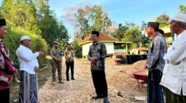 Bupati Pamekasan Dr. KH. Kholilurrahman saat meninjau perbaikan jalan yang dilakukan secara swadaya oleh masyarakat di Desa Bunangkah, Kecamatan Pegantenan. (MOH. IQBALUL KHAVEI MZ / KLIKMADURA)