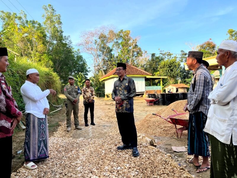 Bupati Pamekasan Dr. KH. Kholilurrahman saat meninjau perbaikan jalan yang dilakukan secara swadaya oleh masyarakat di Desa Bunangkah, Kecamatan Pegantenan. (MOH. IQBALUL KHAVEI MZ / KLIKMADURA)