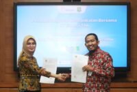 Bupati Sumenep Dr. Achmad Fauzi Wongsojudo bersama Direktur Utama PT Elnusa Tbk, Litta Indriya Ariesca menunjukkan berkas MoU. (KLIKMADURA)