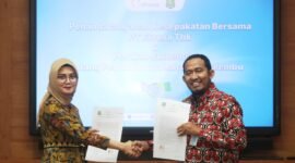 Bupati Sumenep Dr. Achmad Fauzi Wongsojudo bersama Direktur Utama PT Elnusa Tbk, Litta Indriya Ariesca menunjukkan berkas MoU. (KLIKMADURA)